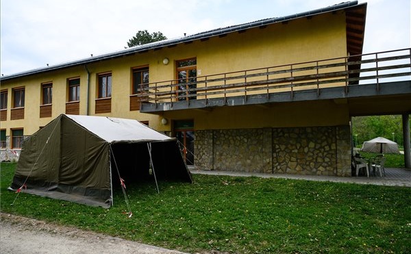 Katonai sátrakat állítotottak fel a Veszprém Megyei Tüdőgyógyintézetben