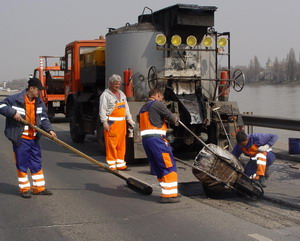 Megkezdődtek az útjavítási munkák Veszprémben