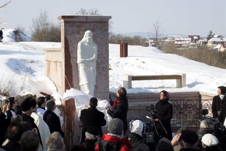 A porcelán Jézus-szobor a Benedek-hegy bejáratánál, a Szent Mihály-székesegyház alatt látható. veszprém