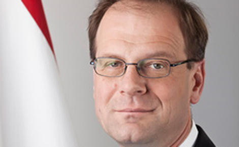 Navracsics Tibor avatta fel a Jézus szobrot Veszprémben