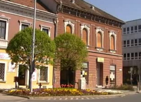 Épületek és parkolók újulnak meg Tapolca belvárosában