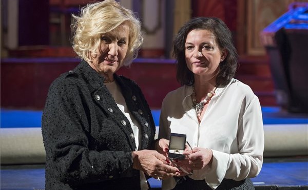 Színházi elismerést kapott a Petőfi Színház jelmeztárasa