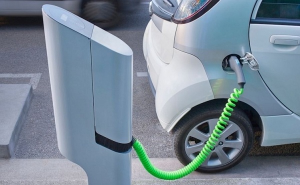 Elektromos járművek és töltőhálózat tesztelésére indul kísérleti projekt Veszprémben