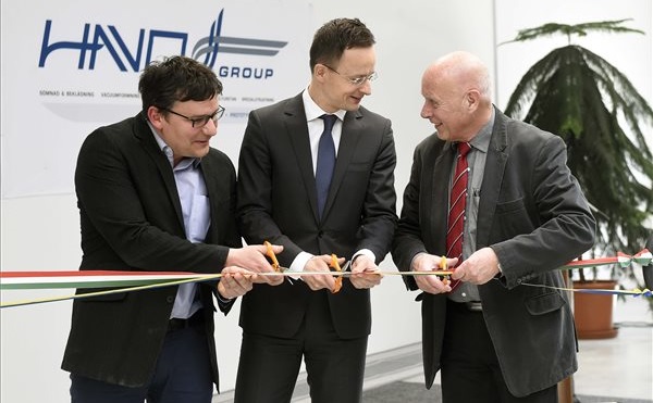 Új gyártócsarnokot avattak Nagyvázsonyban