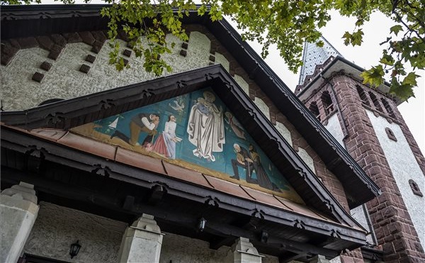 Megújult a balatonalmádi katolikus plébániatemplom tetőszerkezete