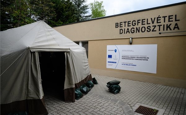 Katonai sátrakat állítotottak fel a Veszprém Megyei Tüdőgyógyintézetben
