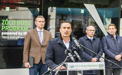 Tesztüzem alatt egy elektromos busz Veszprémben